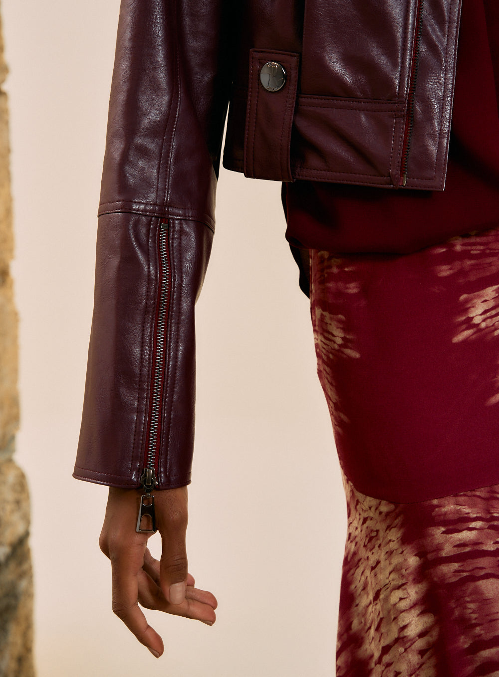 Chaqueta Cropped Negra Efecto Cuero