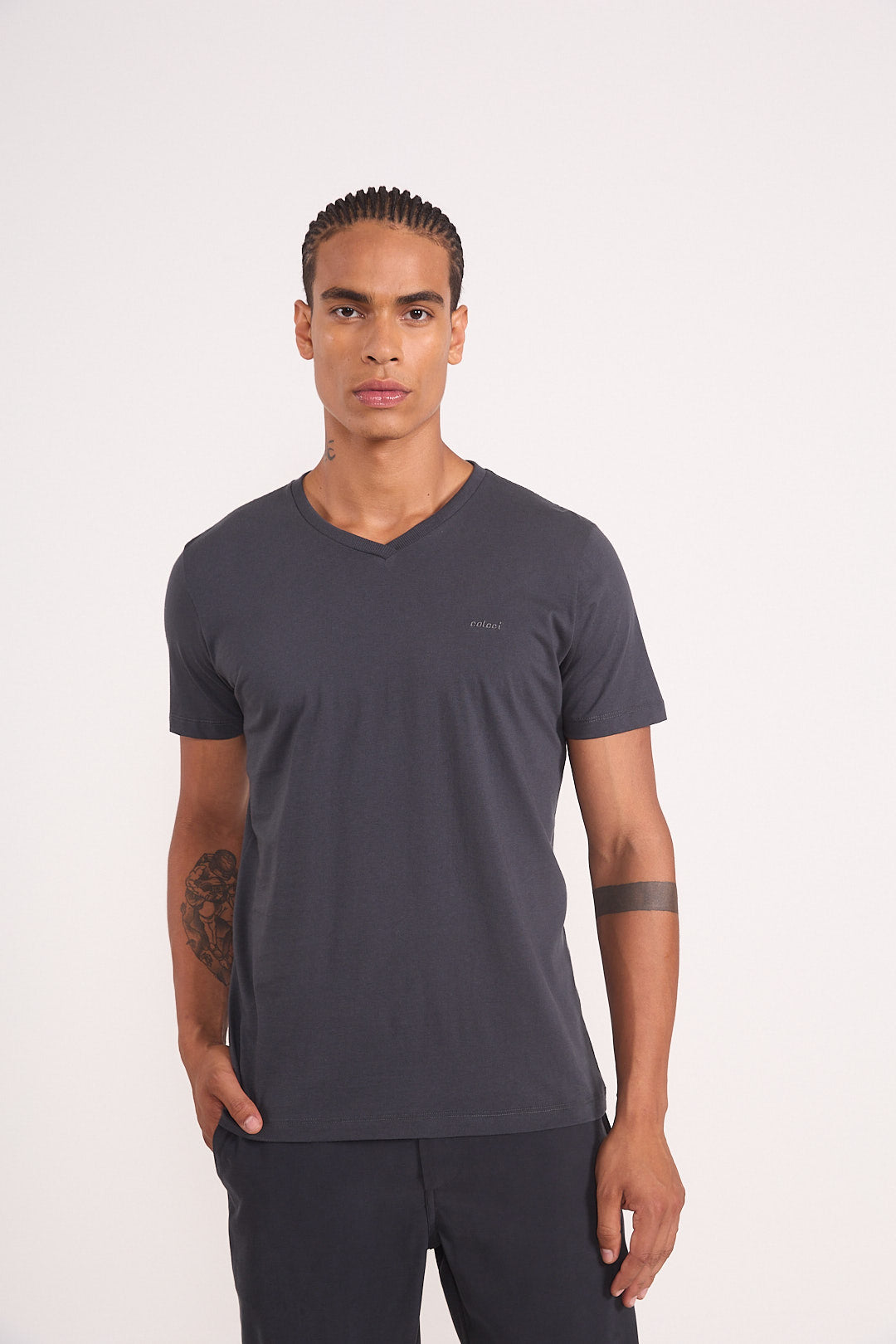 Camiseta Hombre Cuello V Colcci