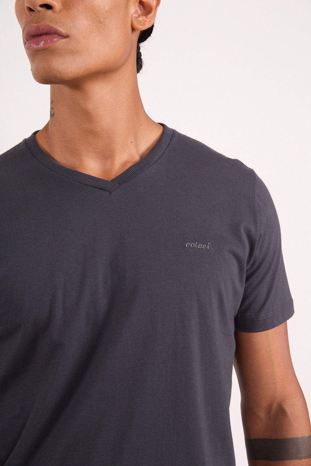 Camiseta Hombre Cuello V Colcci