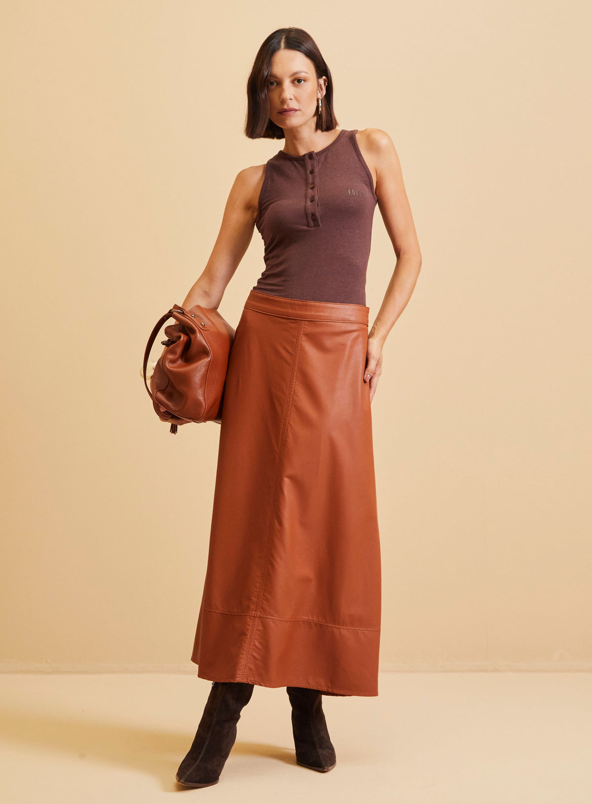 Falda Midi Efecto Cuero Caramelo Evasé Forum Mujer