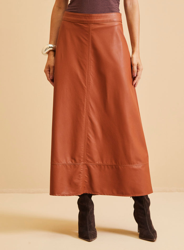 Falda Midi Efecto Cuero Caramelo Evasé Forum Mujer