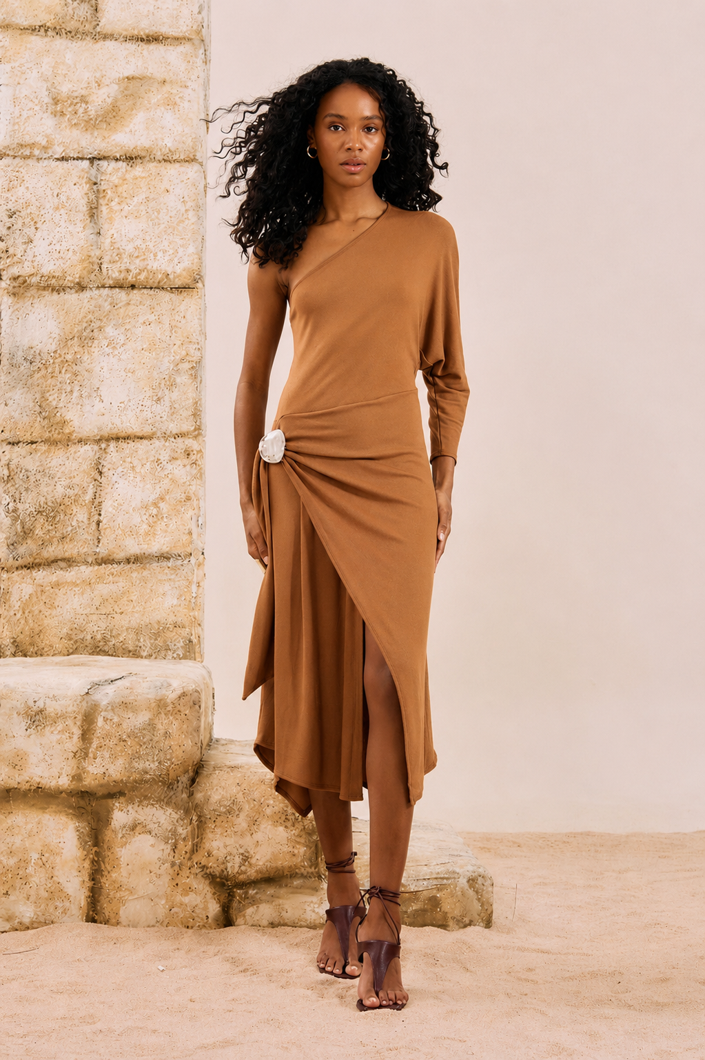 Vestido Midi Asimétrico con Broche Marrón