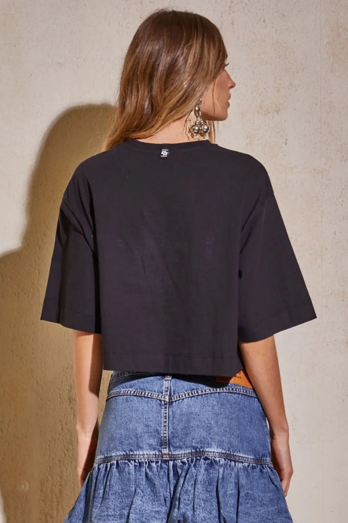 Camiseta Acortada con Bordado