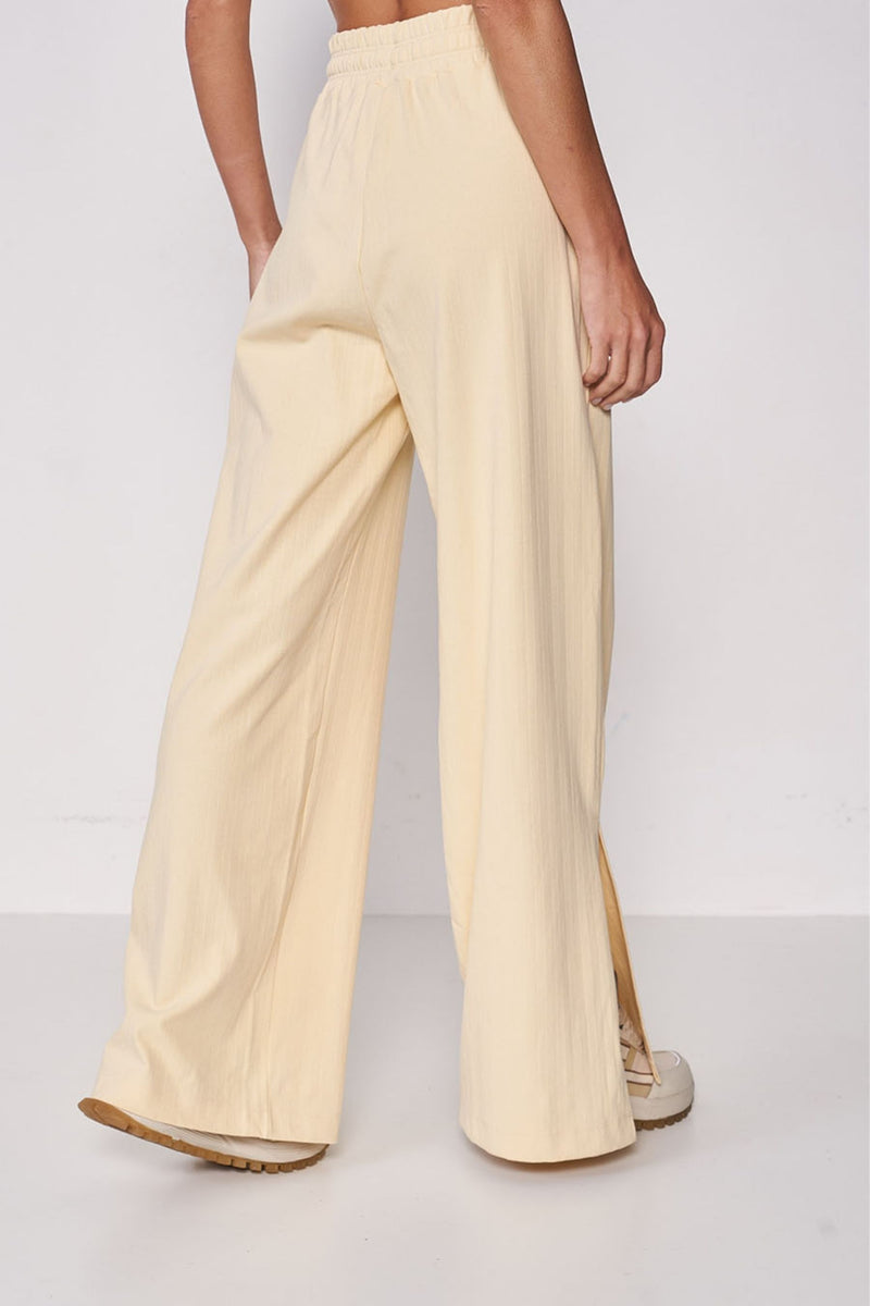 Pantalón Ancho Con Abertura Inferior