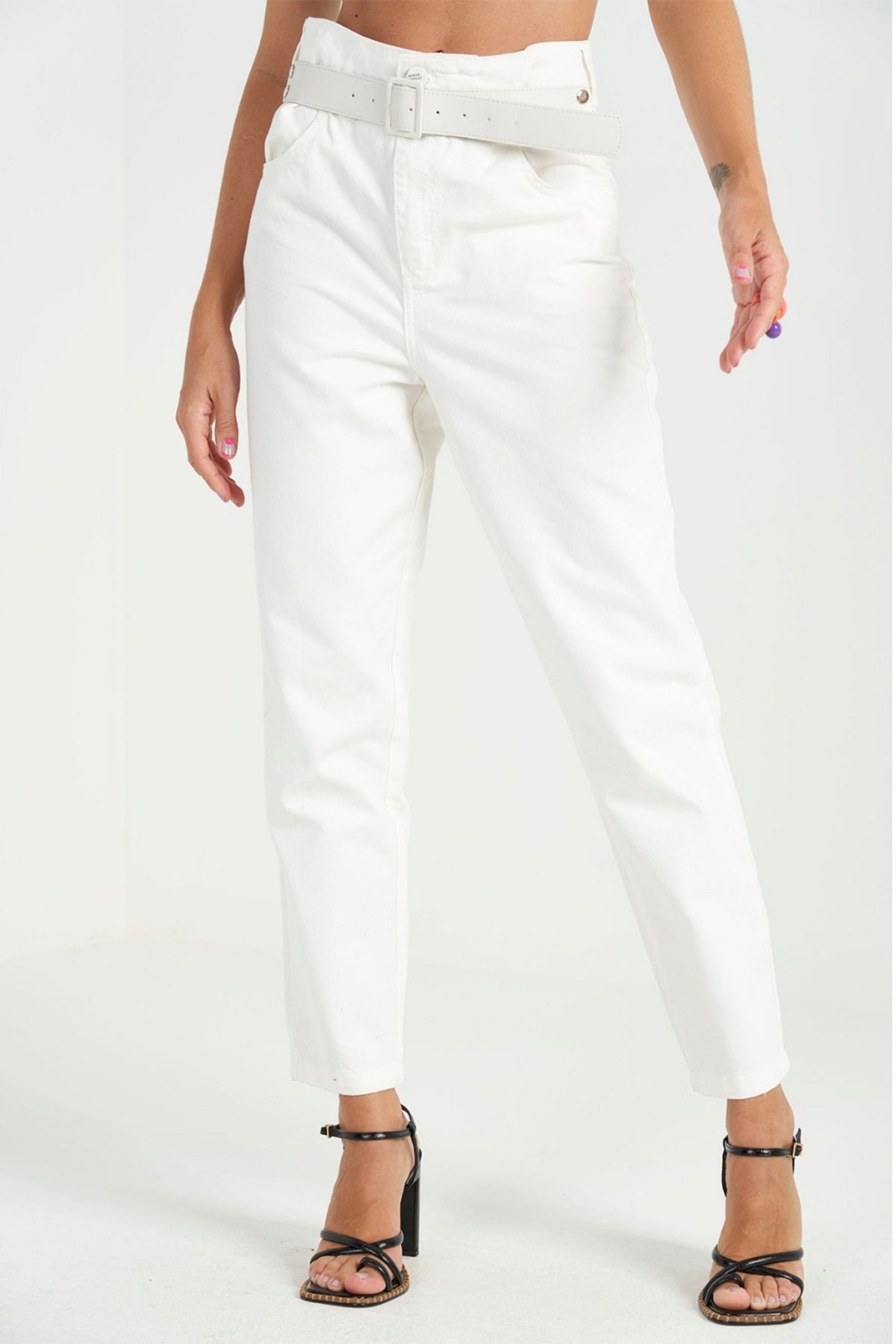 Pantalón Jeans de Sarja Joana con Cinturón de Colcci