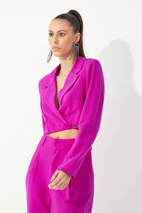 Blazer Recortada con  Cuello de Corbata Colcci