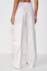 Pantalón Femenino Cargo con Cinturón – Blanco Off-White – Colcci Sport