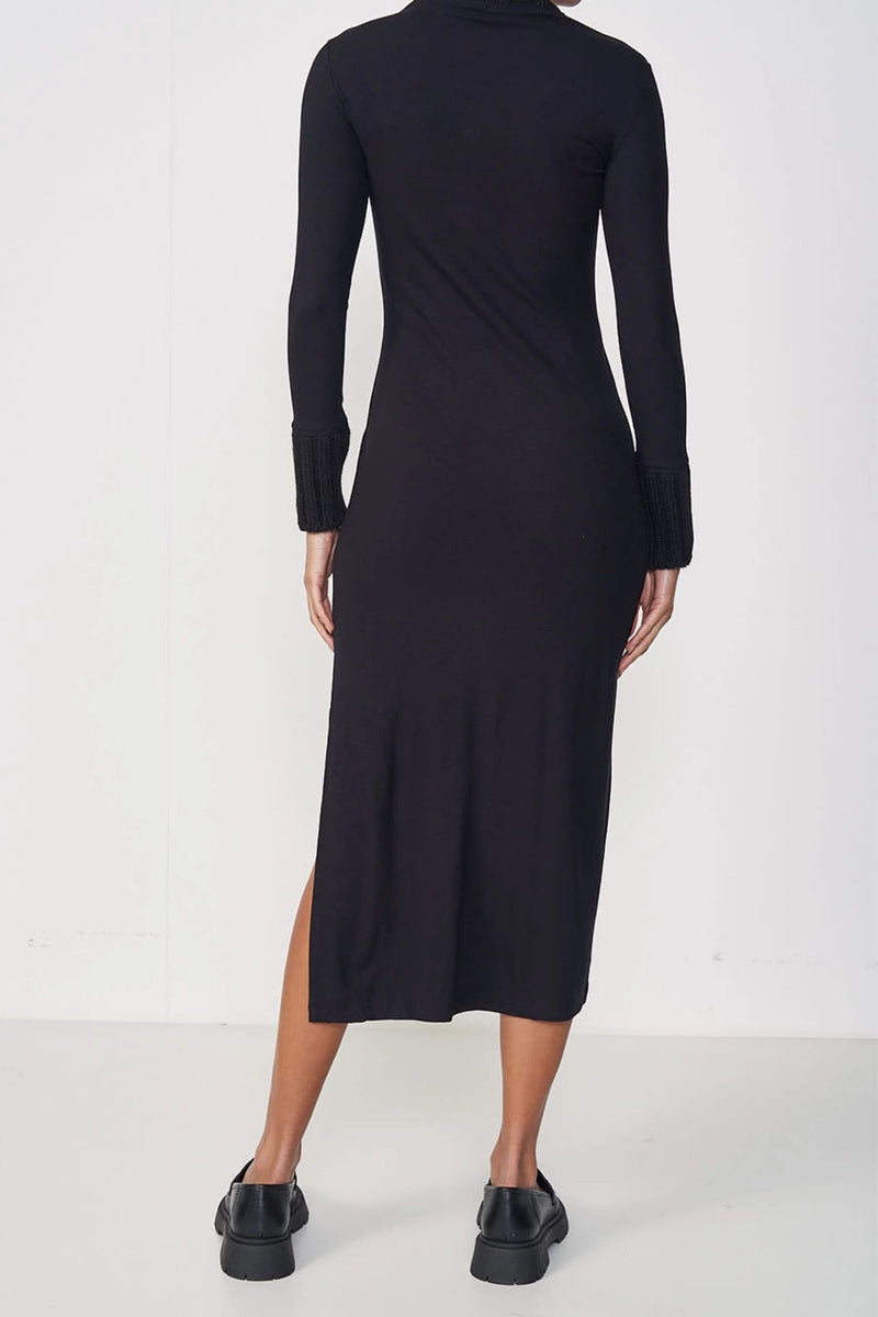 Vestido Midi Colcci con Cuello Alto – Negro