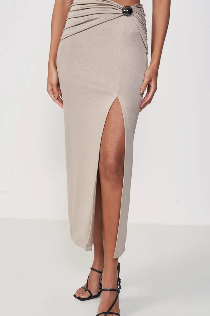 Falda Midi Ajustada con Fajín Drapeado y Abertura Lateral – Beige – Colcci