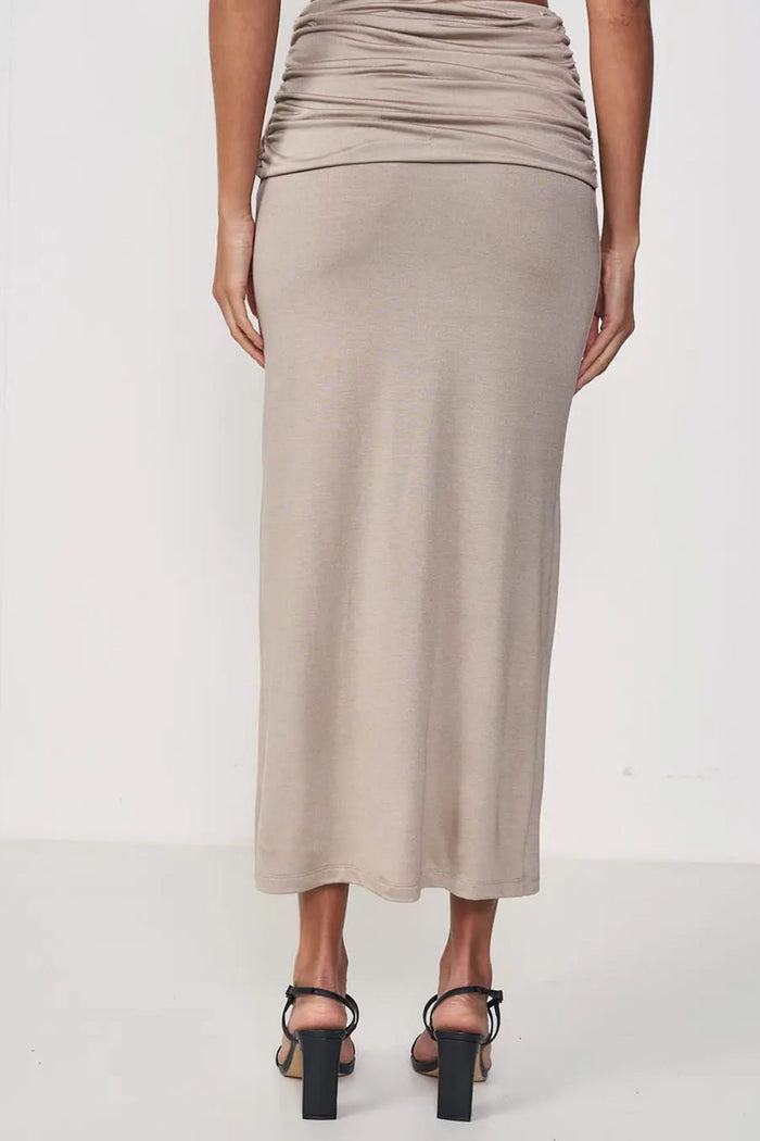 Falda Midi Ajustada con Fajín Drapeado y Abertura Lateral – Beige – Colcci