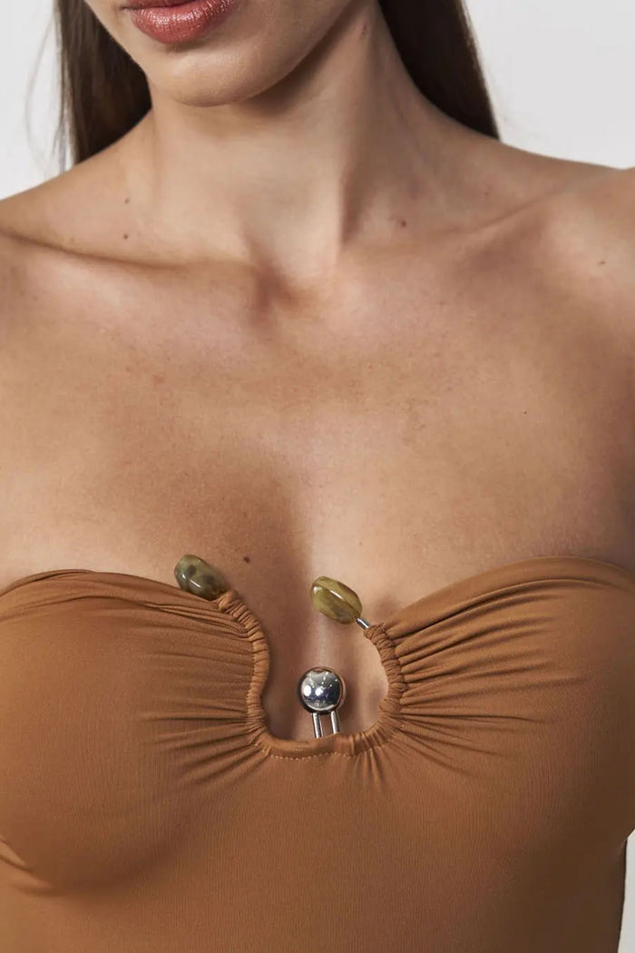 Body Slim con Detalle Metálico en el Busto – Marrón – Colcci