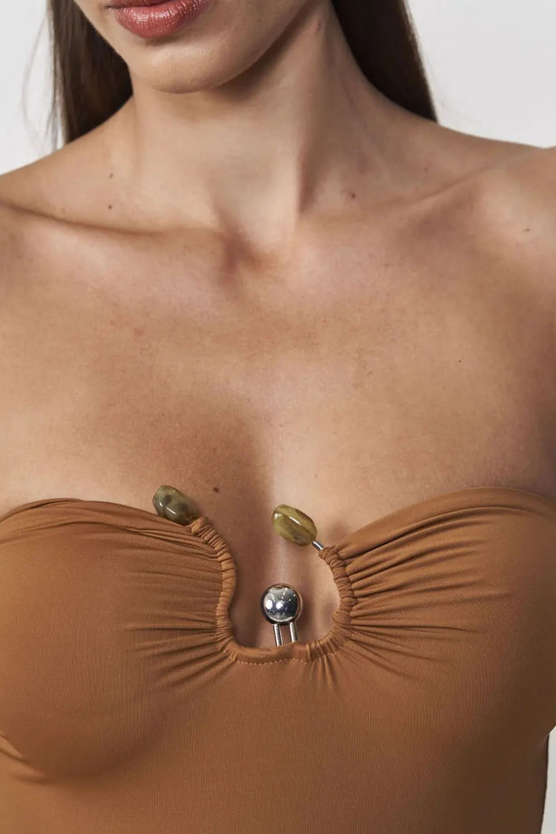 Body Slim con Detalle Metálico en el Busto – Marrón – Colcci