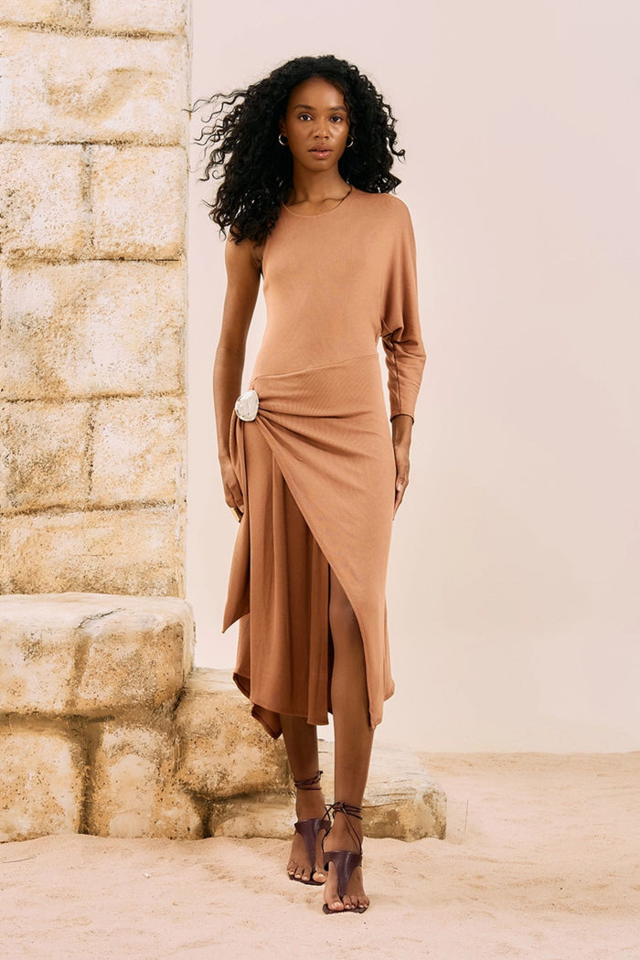 Vestido Midi Asimétrico con Broche